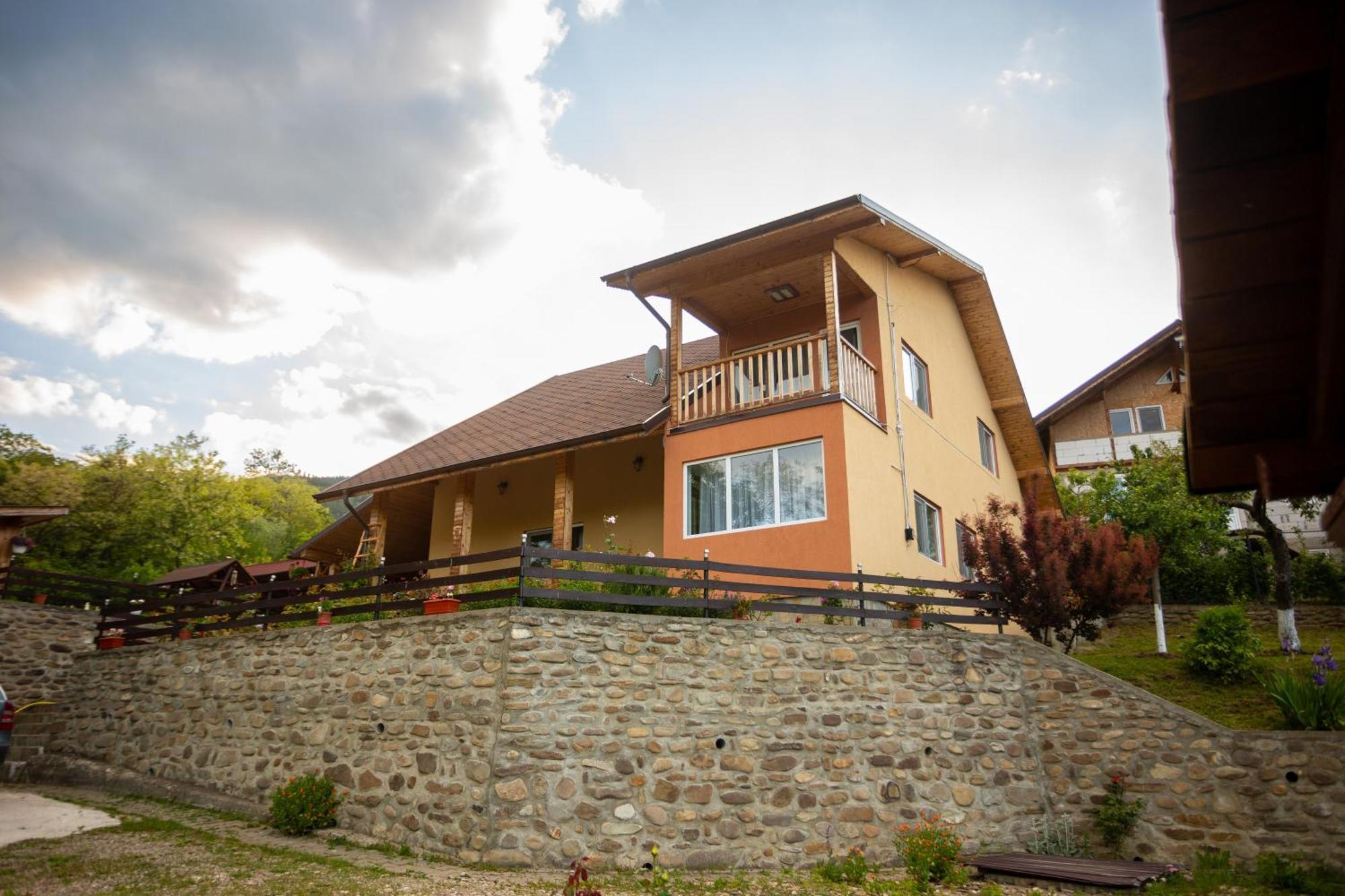 Casa Rumelia Paltineni Buitenkant foto